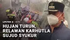 Petugas pemadam kebakaran di Kabupaten Banjar, Kalimantan Selatan, sujud syukur saat hujan mengguyur. Air memang menjadi kebutuhan utama dalam pemadaman kebakaran hutan dan lahan, terutama untuk mematikan api yang masih menyala di bawah permukaan tan...