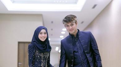 Inilah potret Lesti Kejora dan Rizky Billar yang terlihat kompak satu sama lain mengenakan baju tradisional. Keduanya klop saat mengenakan kebaya dan beskap berwarna biru. Saat itu mereka tengah menghadiri sebuah pernikahan. (Liputan6.com/IG/lestykejora)