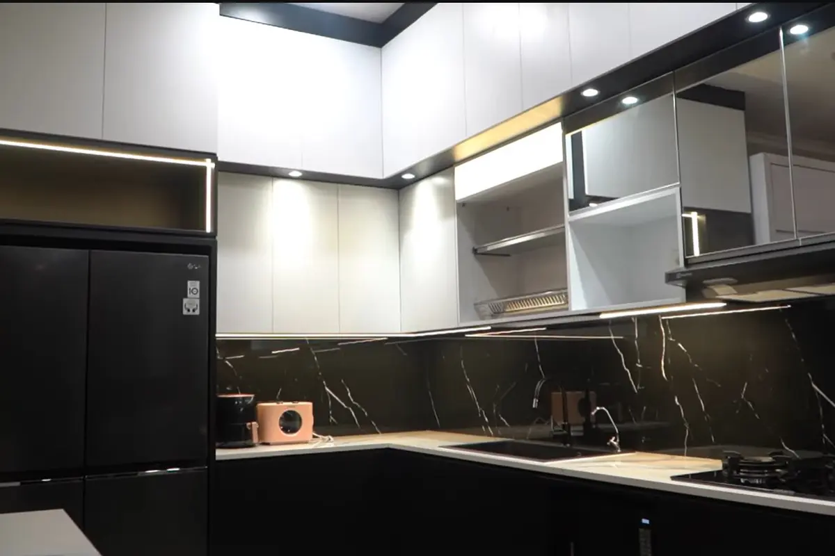 Dapur baru di rumah Irfan hakim. [Foto: YouTube/DeHakims]
