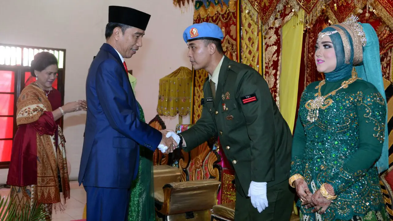 Presiden Jokowi menghadiri pernikahan anggota paspampres (foto: Biro Pers Kepresidenan)