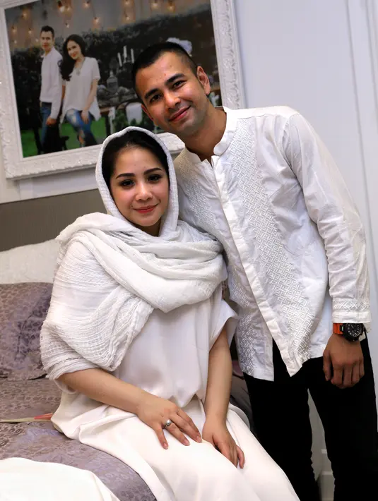Dengan balutan serba putih, Raffi dan Nagita berpose di atas ranjang dalam  kamar mereka (Foto: Galih W Satria)