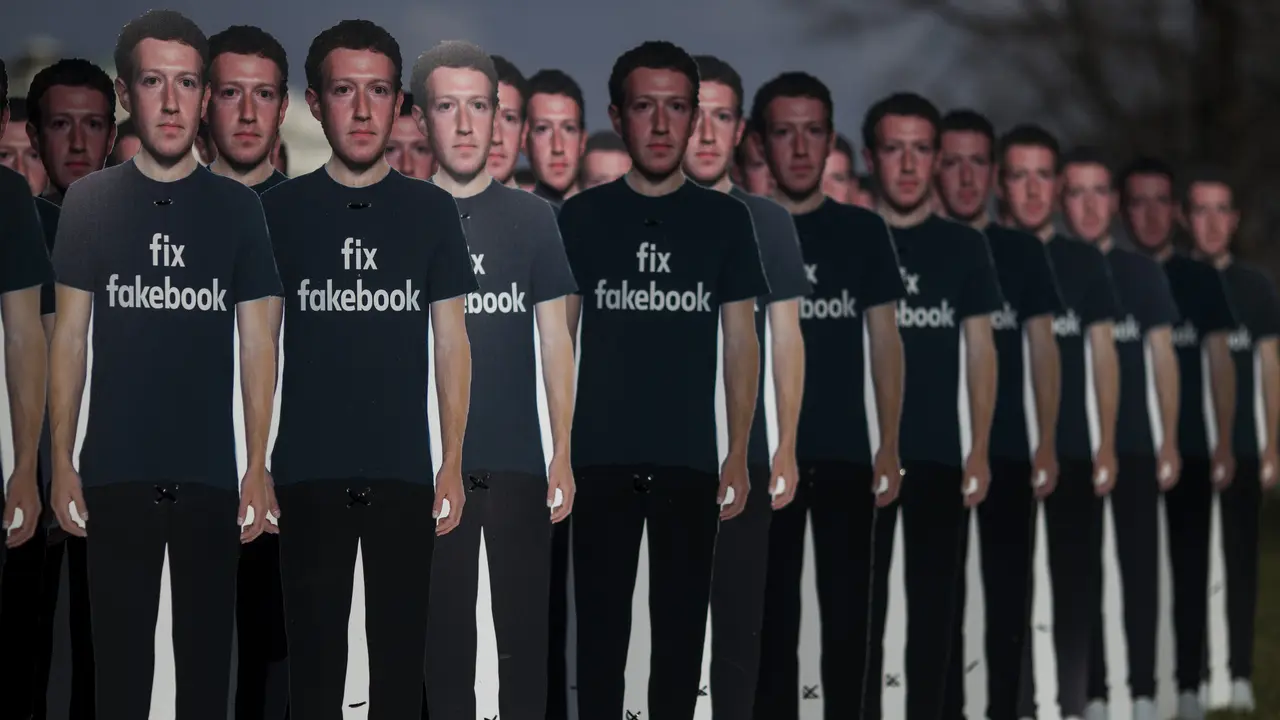 Seratus Potongan Karton Mark Zuckerberg Berjejer di Halaman Gedung Capitol AS