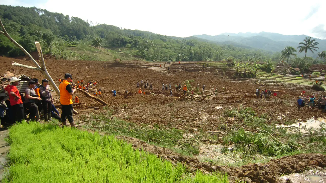 Pencarian Korban Longsor Brebes Terus Dilakukan
