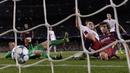 Proses terjadinya gol yang dicetak Pemain Barcelona, Sergi Roberto ke gawang Leverkusen pada laga Liga Champions di Stadion Nou Camp, Spanyol, Rabu (30/9/2015). (AFP Photo/Lluis Gene)