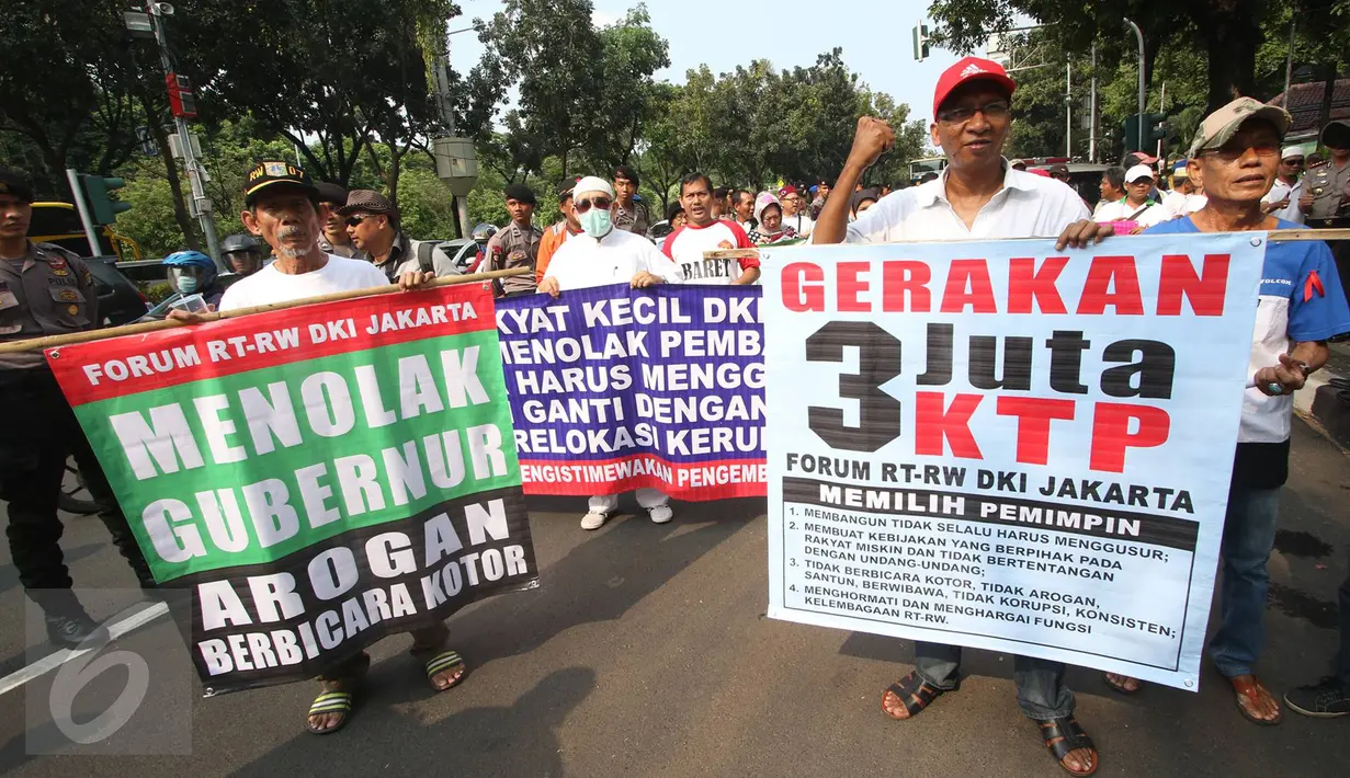 Massa yang tergabung dalam Forum RT/RW melakukan unjuk rasa di Balai Kota DKI Jakarta, Jumat (16/9). Mereka membawa spanduk dengan pesan menolak kepemimpinan Gubernur DKI Jakarta Basuki Tjahaja Purnama atau Ahok. (Liputan6.com/Immanuel Antonius)