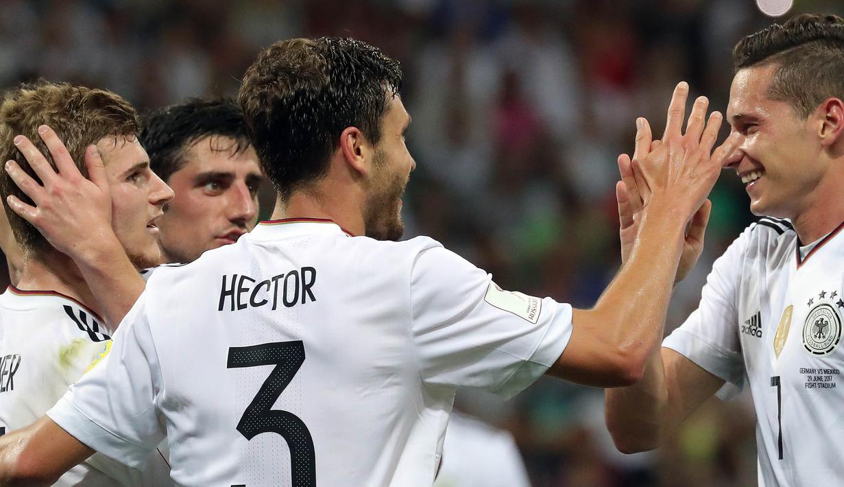 Para pemain Jerman merayakan gol yang dicetak Timo Werner ke gawang Mexico pada laga semifinal Piala Konfederasi di Stadion Fisht, Sochi, Kamis (29/6/2017). Jerman menang 4-1 atas Mexico. (EPA/Armando Babani)