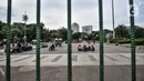 Warga menikmati sore hari di depan gerbang masuk Monumen Nasional (Monas), Jakarta, Minggu (15/11/2020). Meski masih ditutup untuk umum sejak awal pandemi Covid-19, kawasan Monas tetap ramai dikunjungi warga untuk sekadar mengisi akhir pekan. (merdeka.com/Iqbal S Nugroho)