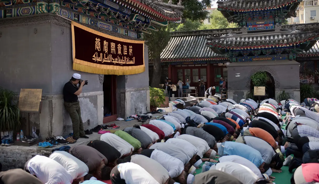 Umat muslim Cina melaksanakan salat Idul Fitri di masjid Niujie, Beijing, 26 Juni 2017. Umat muslim di berbagai penjuru dunia merayakan Idul Fitri, yang menandai berakhirnya bulan suci Ramadan. (AFP PHOTO / Nicolas ASFOURI)