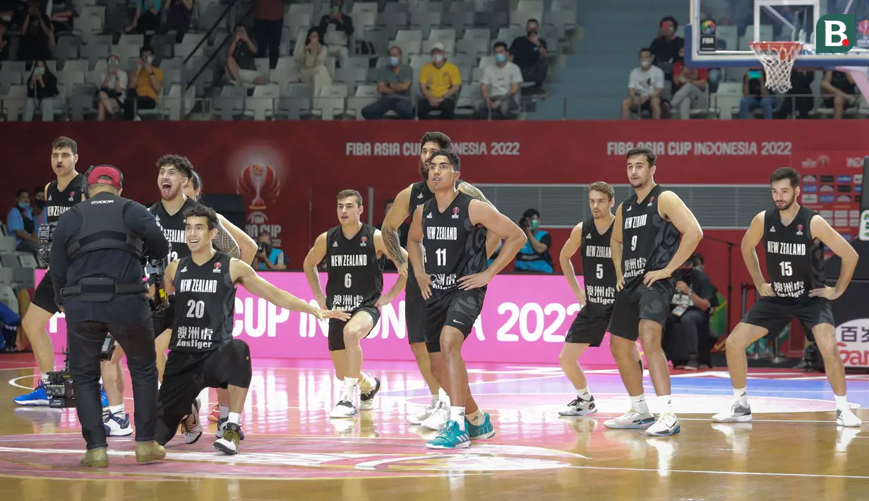 Timnas Basket Selandia Baru melakukan tarian tradisional Haka sebelum laga perebutan juara ketiga FIBA Asia Cup 2022 melawan Timnas Basket Yordania di Istora Senayan, Jakarta, Minggu (24/07/2022). (Bola.com/Bagaskara Lazuardi)