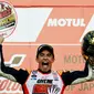 Helm dengan warna dominan emas ini dibawa Marc Marquez ke podium MotoGP Jepang di Sirkuit Motegi, Jepang, (16/10/2016), setelah memastikan gelar juara dunia MotoGP 2016. (AFP/Toshifumi Kitamura)