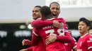 Gelandang Liverpool Ryan Gravenberch (depan) berselebrasi dengan Virgil van Dijk setelah mencetak gol kedua timnya ke gawang Fulham pada pertandingan pekan ke-34 Premier League 2023/2024 di Craven Cottage, Minggu (21/04/2024) malam WIB. (AP Photo/Kirsty Wigglesworth)