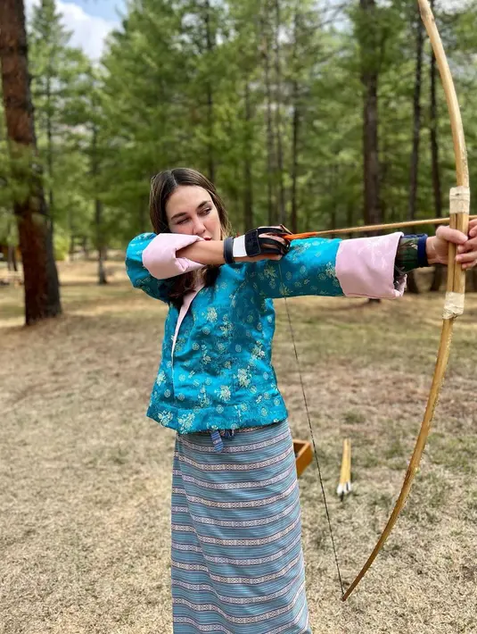 Luna Maya terlihat begitu menawan dalam balutan Kira dan Toego bernuansa biru, sembari bermain panah.  [Foto: IG/lunamaya].
