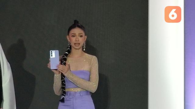 Brand Ambassador Vivo Yuki Kato memamerkan smartphone terbaru Vivo Y100 5G