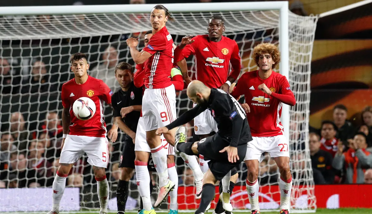 Penyerang Zorya Luhansk, Jaba Lipartia melakukan tendangan bebas saat bertanding melawan Manchester United pada laga Liga Eropa di Manchester, Inggris, (29/9). MU menang atas Zorya Luhansk dengan skor 1-0. (Reuters/Darren Staples)