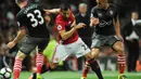 Gelandang Manchester United, Henrikh Mkhitaryan, berusaha melewati hadangan pemain Southampton. Pada laga ini MU melakukan 11 kali pelanggaran sementara Southampton hanya tujuh kali. (EPA/Peter Powell)
