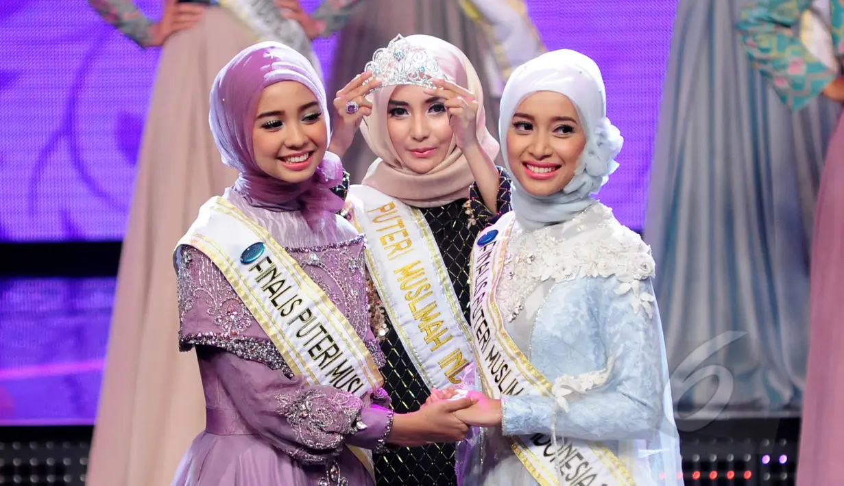Nesa Aqila Herryanto Putri (kiri) dan Inka Noor Aulia saat detik-detik penentuan sebagai juara pada malam puncak ajang Putri Muslimah Indonesia 2015, Jakarta, Rabu (13/5) malam. (Liputan6.com/Faisal R Syam)