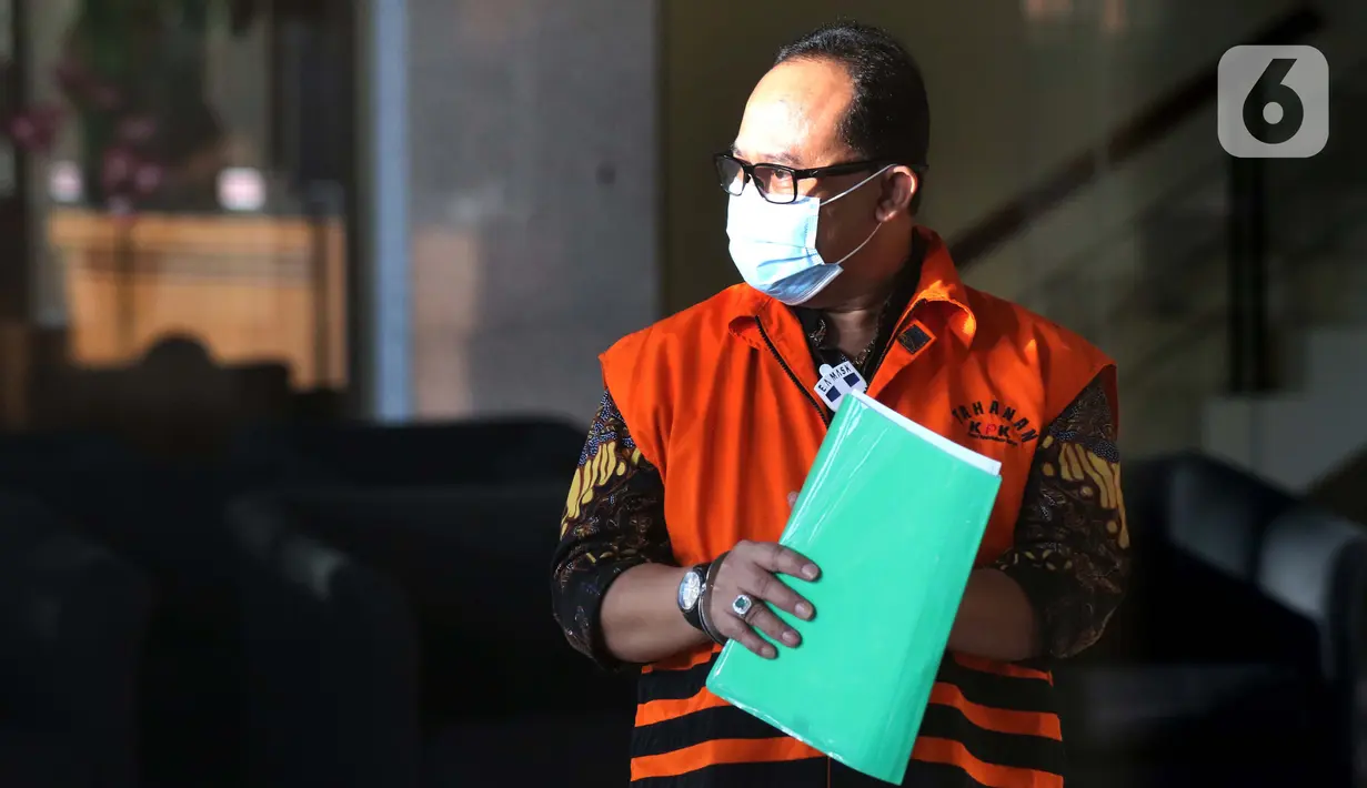 Tersangka dalam kasus dugaan korupsi pelaksanaan pekerjaan subkontraktor fiktif pada proyek-proyek yang dikerjakan PT Waskita Karya (Persero), Jarot Subana berjalan keluar dari gedung KPK usai menjalani pemeriksaan lanjutan, Jakarta, Rabu (30/9/2020). (Liputan6.comHelmi Fithriansyah)