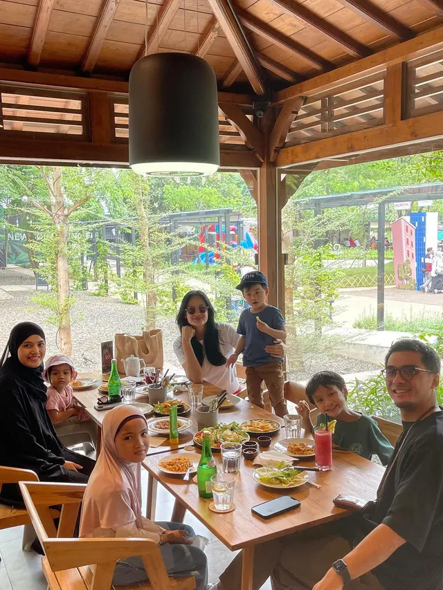 Donna Harun bersama anak dan cucu