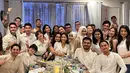 Tak hanya menyambut natal, pesta itu juga dijadikan momen nobar Piala Dunia. Para pemain sinetron Cinta Setelah Cinta dan Takdir Cinta yang Kupilih tampak hadir di acara tersebut. Meski berbeda judul dan lokasi syuting, mereka terlihat berbaur akrab pada momen ini.(Liputan6.com/IG/@cutkeke_xavier)