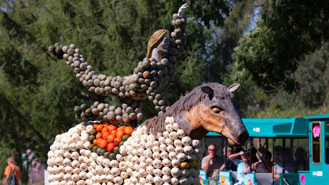 Patung kuda dari labu terlihat dalam pameran hortikultura Erfurt Garden Construction Exhibition di sebuah taman di Erfurt, Jerman, Selasa (3/9/2019. Tukang kebun membuat aneka patung dari ribuan labu. (AP Photo/Jens Meyer)