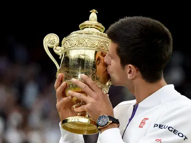 Novak Djokovic kembali menjuarai Wimbledon 2015 setelah mengalahkan Roger Federer 7–6, 6–7, 6–4, 6–3. Minggu (12/7/2015) malam WIB. (EPA/ANDY RAIN)