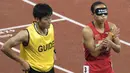 Zhou Guohua atlet cabang para atletik putri di nomor lari 400 meter klasifikasi T11 melakukan pemanasan pada Asian Para Games 2018, di Stadion Utama Gelora Bung Karno Jakarta, Kamis(11/10/2018).  (Bola.com/Peksi Cahyo)
