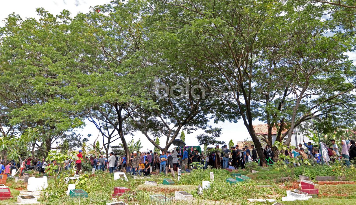 Iring-iringan Jenazah almarhum, Achmad Kurniawan menuju Tempat Pemakaman Umum Kalisari Cijantung, (11/1/2017). (Bola.com/Nicklas Hanoatubun)