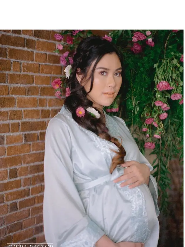 7 Potret Maternity Shoot Syahnaz Bertema Taman Bunga, Cantik dan Memesona