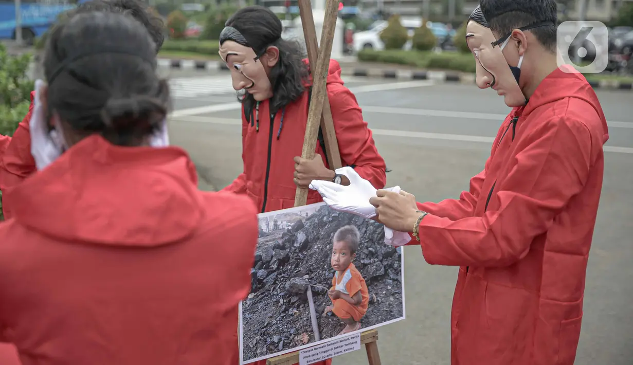 Aktivis melakukan happening art di kawasan Patung Kuda, Jakarta, Selasa (15/12/10). Aksi ini merefleksikan potret Indonesia di tahun 2020 #bersikanIndonesia, di tahun kelam bagi demokrasi yang dipertontonkan di ruang publik seperti korupsi, dikeberinya fungsi KPK. (Liputan6.com/Faizal Fanani)