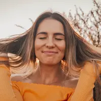 Ilustrasi rambut lurus (sumber: Unsplash)