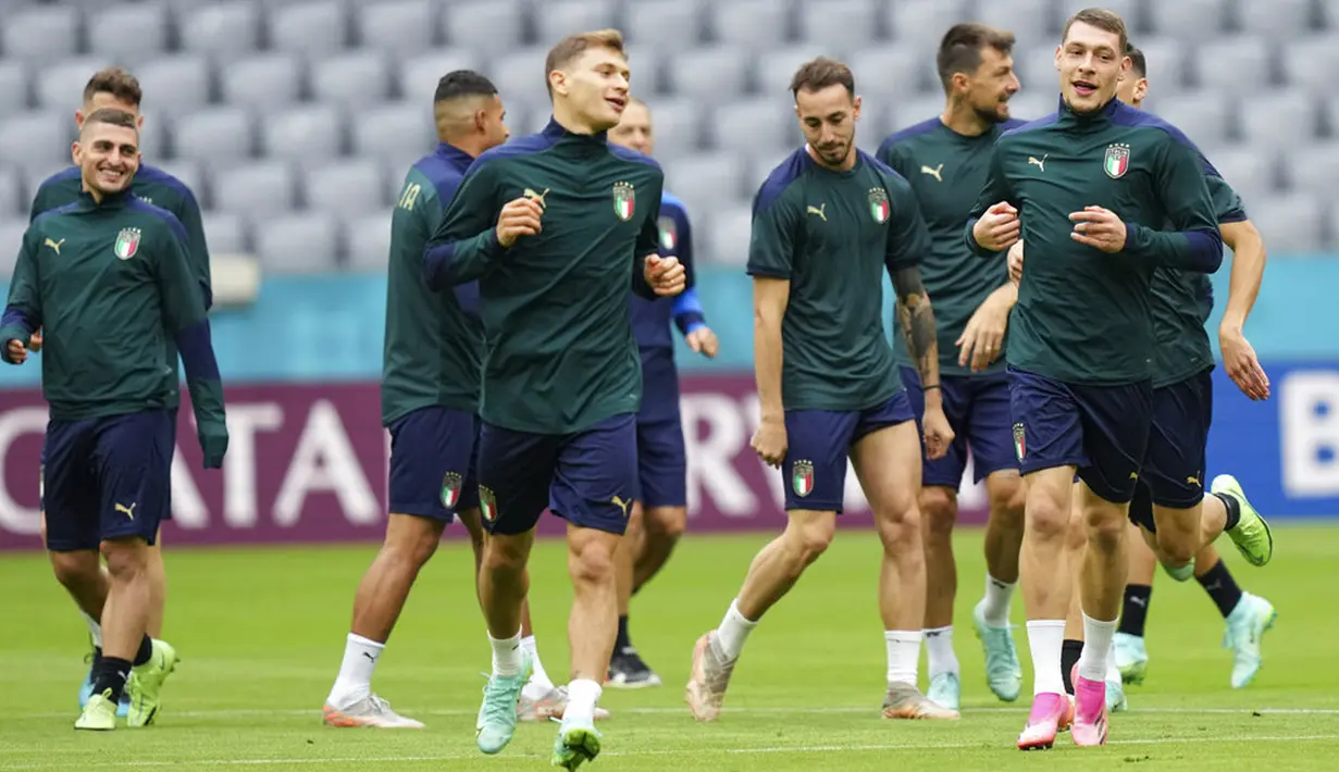 Pemain Italia Andrea Belotti (kanan) dan rekan satu timnya menghadiri sesi latihan di Stadion Football Arena, Munich, Jerman, Kamis (1/7/2021). Italia akan menghadapi Belgia pada pertandingan perempat final Euro 2020. (AP Photo/Matthias Schrader)