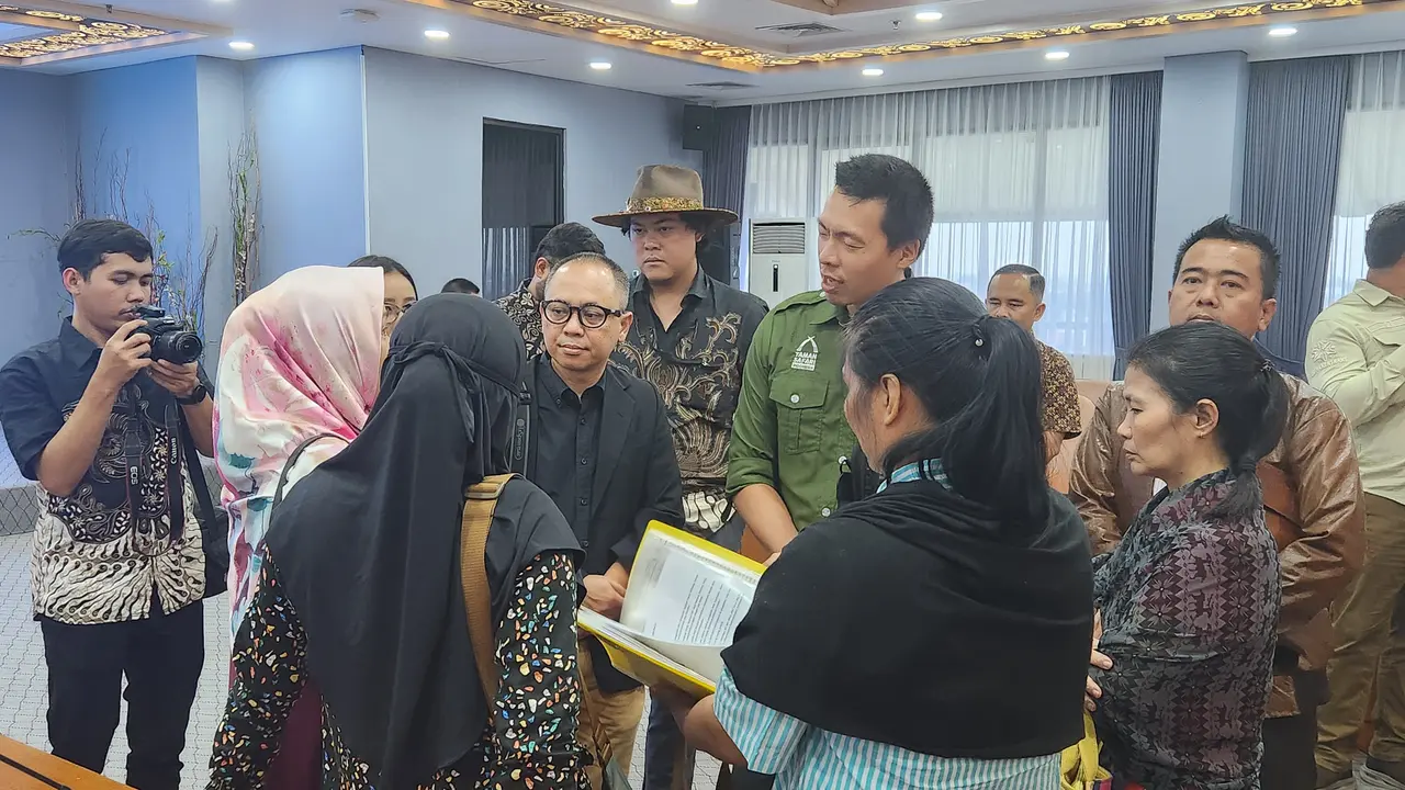 Perwakilan TSI usai mengikuti rapat bersama Gubernur Jawa Barat, Dedi Mulyadi, membahas polemik dugaan eksploitasi pegawai sirkus OCI di Balai Kota Depok.
