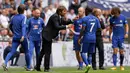 Pelatih Chelsea, Antonio Conte mengintruksikan para pemainnya saat berhadapan Tottenham Hostpur pada Liga Inggris di Stadion Wembley di London, (20/8). Chelsea menang atas Tottenham dengan skor 2-1. (AP Photo/Alastair Grant)