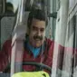 Presiden Maduro terlihat menurunkan kepalanya sehingga mangga sedikit mengenai telinga kirinya. Namun ia tak marah,