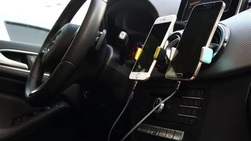 Ilustrasi mengisi daya smartphone di mobil menggunakan car charger. Dok: pinterest.com.au