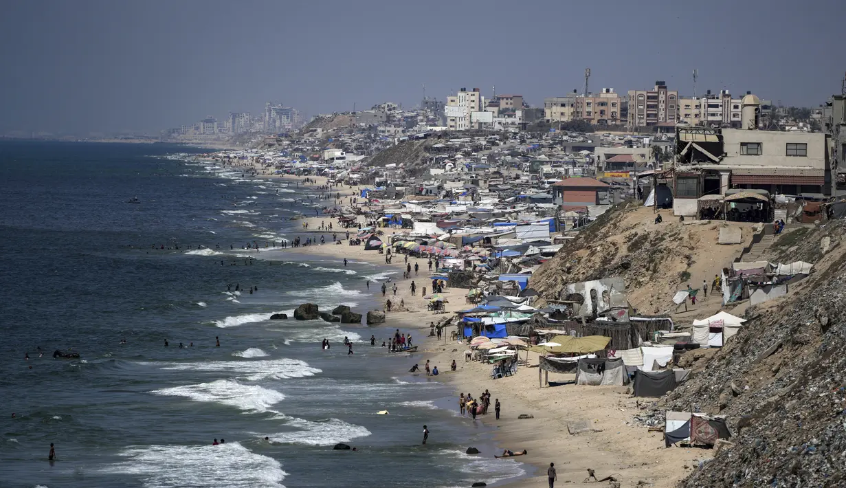 Tenda-tenda berdesakan saat para pengungsi Palestina berkemah di pantai, di sebelah barat Deir al-Balah, Jalur Gaza, Selasa, 20 Agustus 2024. (AP Photo/Abdel Kareem Hana)