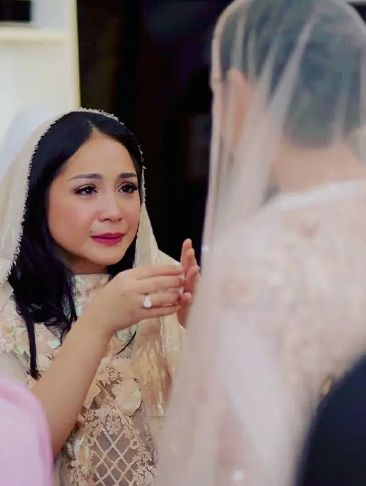 Terbaru adalah pesona memukau Nagita saat hadir di acara pengajian adik iparnya, Syahnaz Sadiqah pada Sabtu (14/4/2018) lalu. Style berbusana Gigi dan makeupnya yang sederhana kerap menjadi perhatian publik. (Instagram)