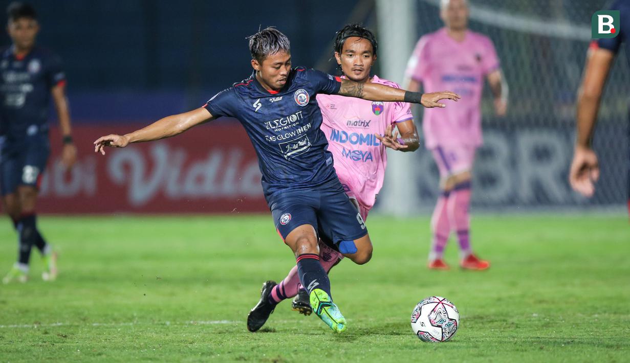 Pemain Arema FC, Kushedya Hari Yudo (kiri) berebut bola dengan pemain Persita Tangerang, Taufiq Febriyanto saat laga pekan kesembilan BRI Liga 1 2021/2022 antara Arema FC melawan Persita Tangerang di Stadion Sultan Agung, Bantul, Rabu (27/10/2021). (Bola.com/Bagaskara Lazuardi)