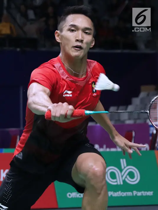 Tunggal putra Indonesia, Jonatan Christie mengembalikan kok ke arah pemain India, Prannoy Haseena Sunil Kumar pada perempat final Bulutangkis Beregu Putra Asian Games 2018 di Jakarta, Senin (20/8). (Liputan6.com/Helmi Fithriansyah)