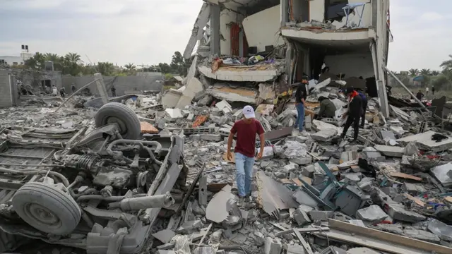 Sebuah pemboman Israel menewaskan 36 anggota keluarga Tabatibi di Gaza tengah dan membuat bangunan tempat mereka tinggal menjadi puing-puing. (AFP)