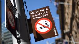 Sebuah plang berisi larangan untuk merokok di kawasan Pitt Street Mall, Sydney, Australia, Senin (26/9). Tak jauh dari plang tersebut terdapat puntung rokok raksasa sebagai kampanye untuk kawasan bebas asap rokok di Sydney. (AFP PHOTO/Saeed Khan)