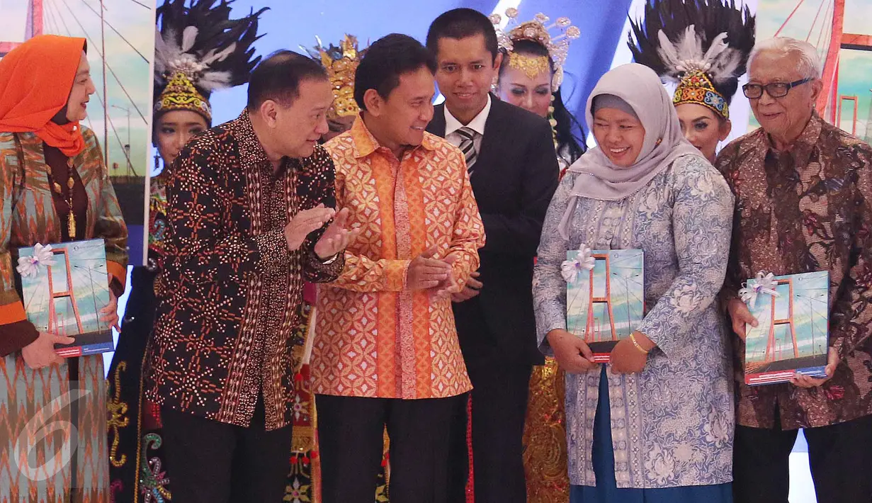 Gubernur BI Agus D.W. Martowardojo (kedua kiri) membagikan buku Laporan Perekonomian tahun 2016 kepada sejumlah undangan di Gedung BI, Jakarta, Kamis (27/4). (Liputan6.com/Angga Yuniar)