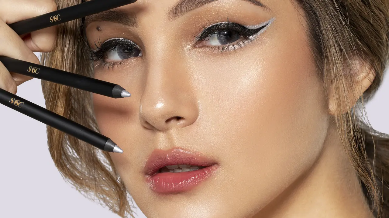 Kreasi Makeup Fun untuk Natal dan Tahun Baru dengan Perpaduan Gel Eyeliner Berwarna Neon