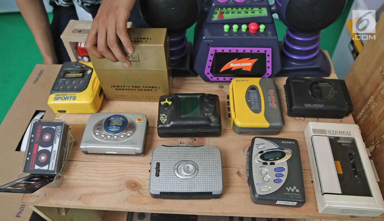 Pemutar audio kaset terlihat selama acara bertajukThe 90s Festival, Jakarta, Sabtu (25/11). Rangkaian festival tersebut juga akan diisi 23 musisi band dari dalam maupun luar negeri yang ngehits pada 1990an. (Liputan6.com/Herman Zakharia)