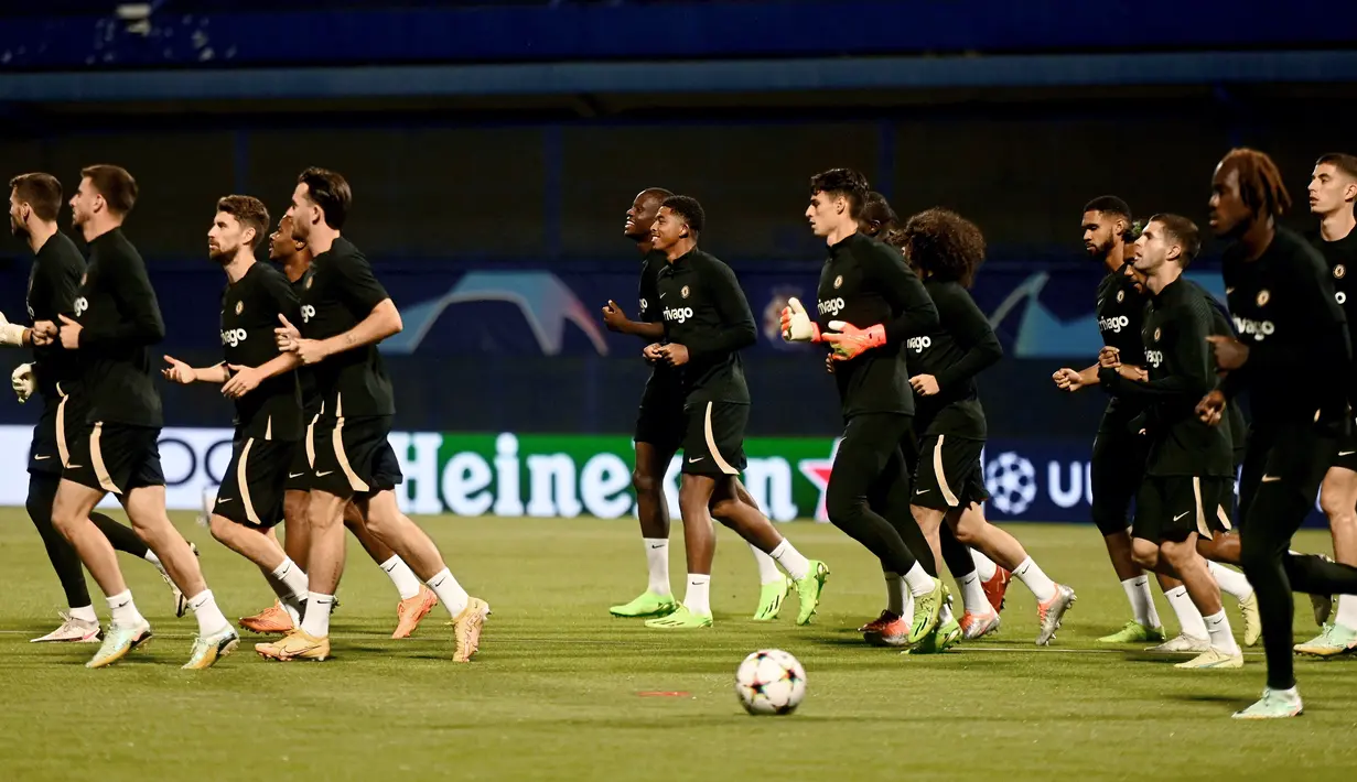 Para pemain Chelsea menghadiri sesi latihan jelang matchday pertama Liga Champions 2022/2023 menghadapi Dinamo Zagreb, di stadion Maksimir di Zagreb , Senin (5/9/2022). N'Golo Kante dan Thiago Silva jadi pemain yang tidak akan main di laga antara Dinamo Zagreb vs Chelsea . (Photo by Denis LOVROVIC / AFP)