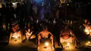 Pengikut aliran Maria Lionza bersiap untuk tarian api di Gunung Sorte, Yaracuy, Venezuela, 11 Oktober 2021. Menurut tradisi, Maria Lionza adalah seorang wanita pribumi yang lahir di Gunung Sorte. (AP Photo/Matias Delacroix)