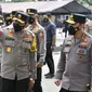 Kapolri Jenderal Listyo Sigit Prabowo meninjau langsung pelaksanaan vaksinasi Covid-19 tahap II jajaran Polda Jawa Barat di Mapolda Jabar, Kota Bandung, Selasa (16/3/2021). (Foto: Mabes Polri)