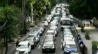 Tradisi ziarah diduga menjadi penyebab kemacetan Jakarta jelang Ramadan. Sementara itu, petinju Muhammad Ali meninggal di usia 74 tahun.