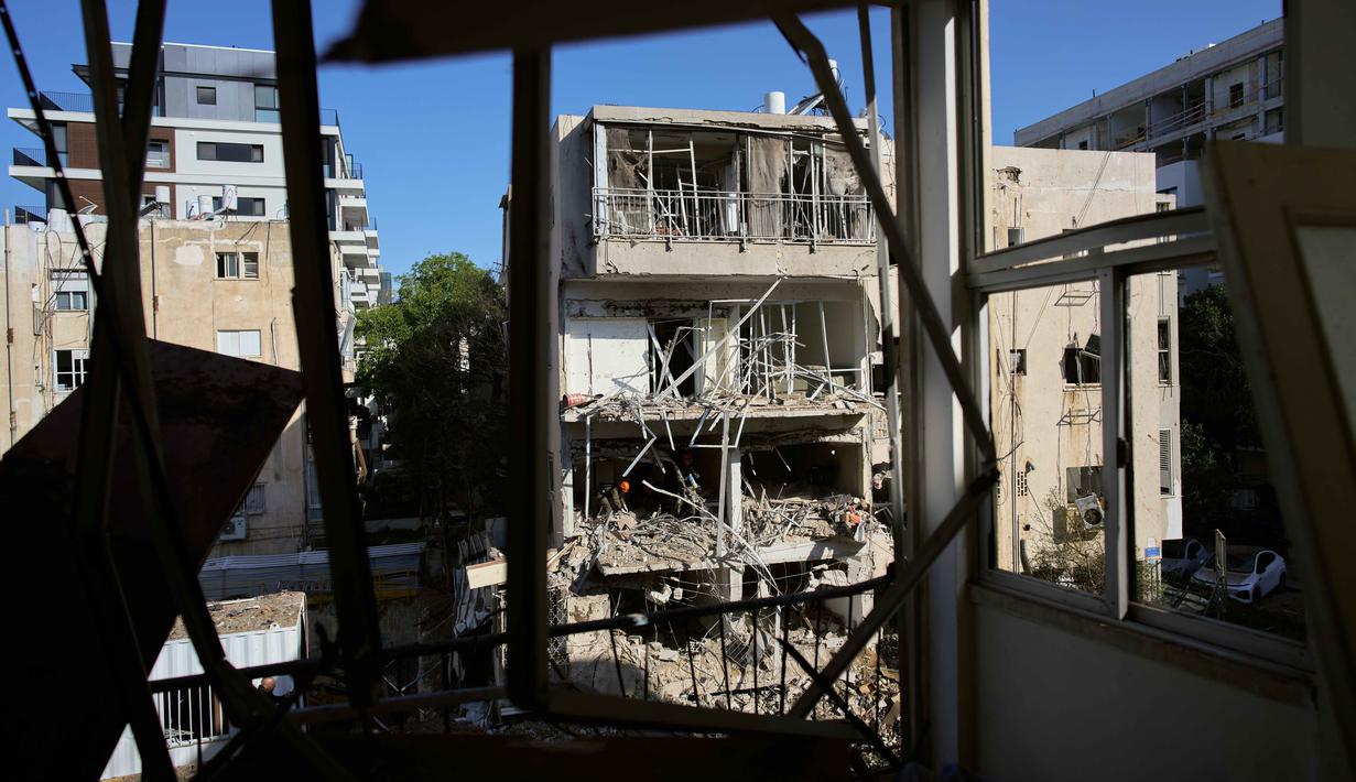 Sebagai informasi, ketegangan di kawasan terus meningkat sejak Amerika Serikat dan Israel melancarkan serangan gabungan ke Iran pada 28 Februari 2026. Tampak dalam foto, pasukan keamanan Israel dan tim penyelamat memeriksa lokasi serangan rudal Iran di Tel Aviv, Israel, Selasa, 24 Maret 2026. (AP Photo/Oded Balilty)