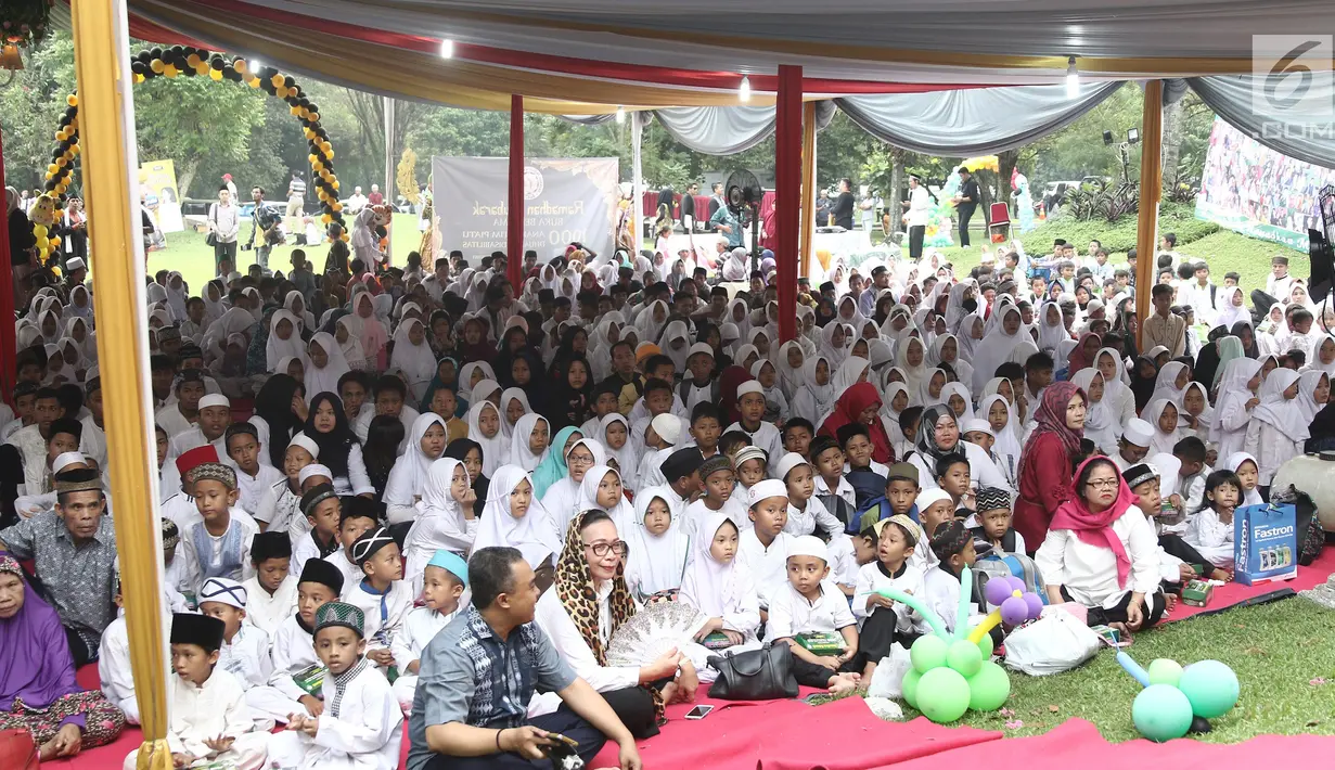Suasana ramadan mubarak buka puasa bersama  1000 anak yatim piatu dhuafa dan disabilitas di Gunung Putri, Bogor, Sabtu, (02/6). Kegiatan ini digelar Yayasan Pundi Amal Peduli Kasih Indosiar dan SCTV (SCM). (Liputan6.com/Herman Zakharia)